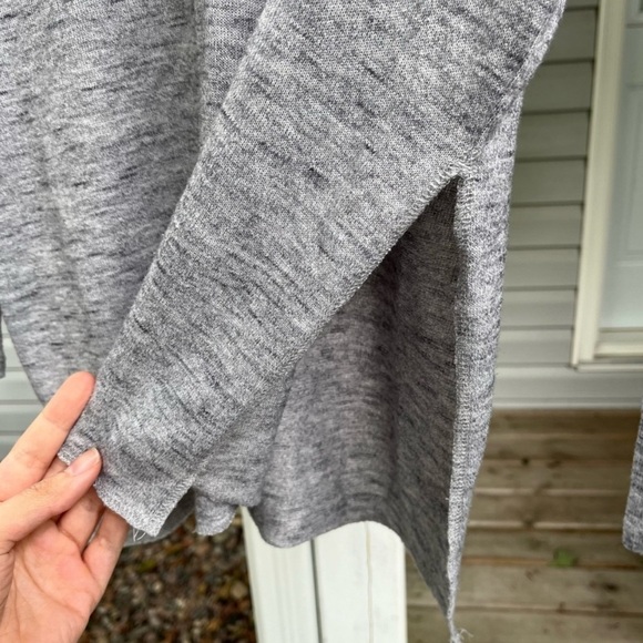 Aritzia Wilfred V-neck Side Slit Contrast Collar Lightweight Sweater S Grey - Picture 5 of 8